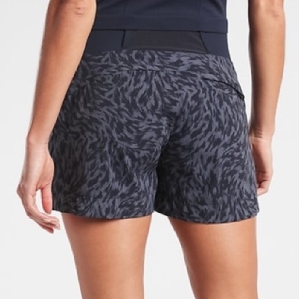 Athleta Trekkie Blue Patterned Athletic Shorts zipper Pockets Comfort Size 2